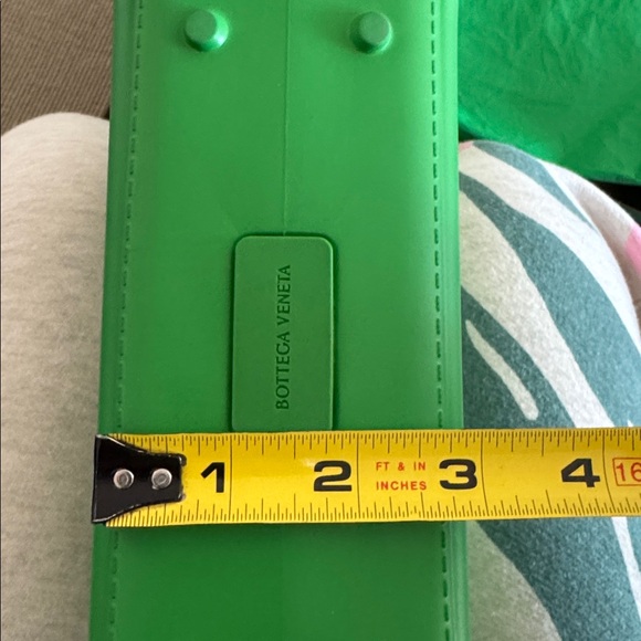 Bottega Veneta THE ARCO rubber tote bag - Picture 11 of 12